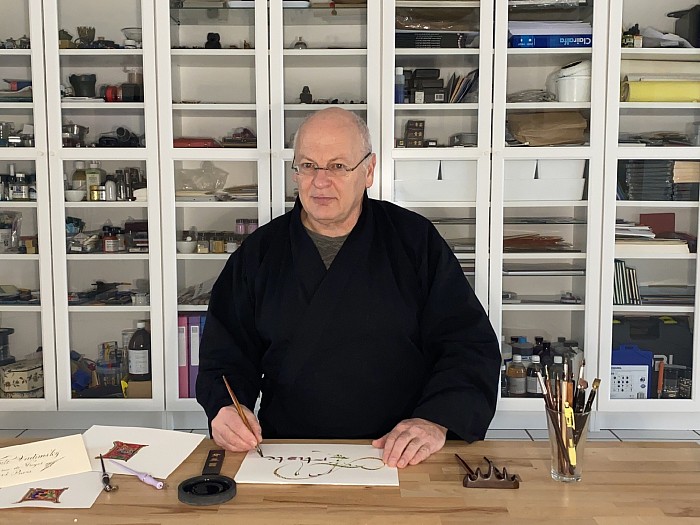 Eric Montigny Artiste Calligraphe à l’atelier.