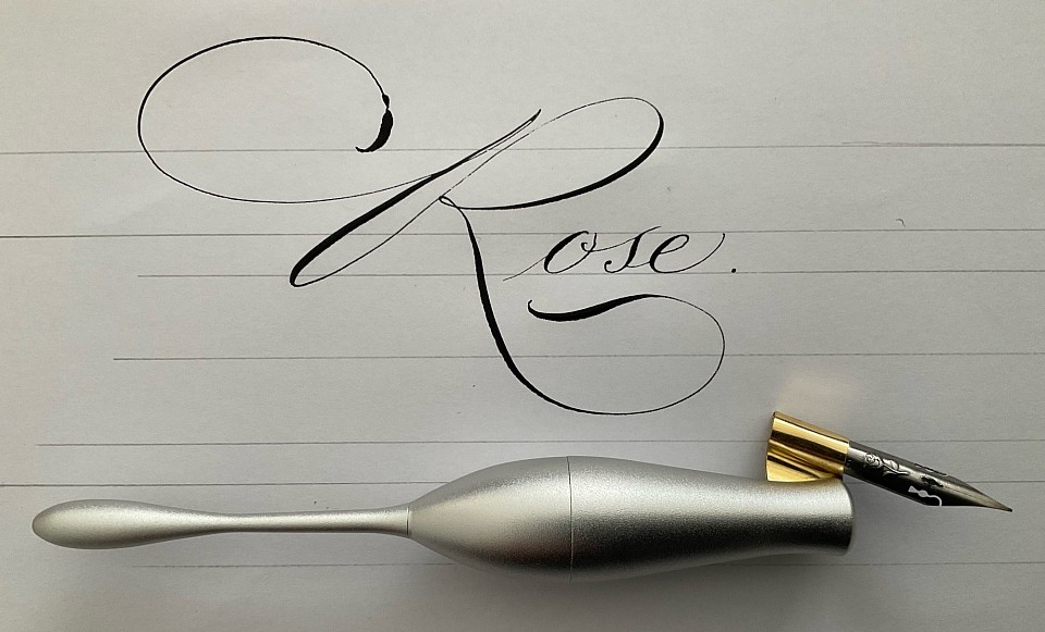 Un porte-plume, une plume et c'est parti pour une magnifique calligraphie